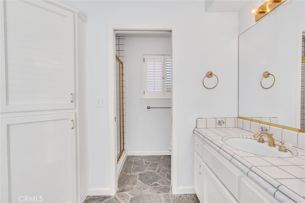 9484 N Woodmont Dr, Fresno, CA 93720