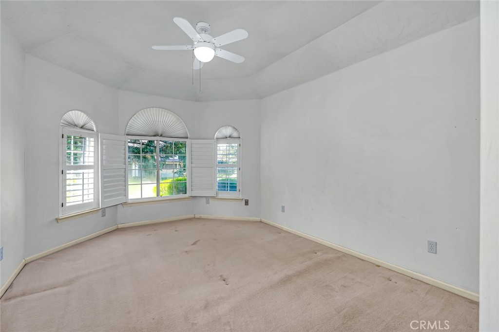 9484 N Woodmont Dr, Fresno, CA 93720