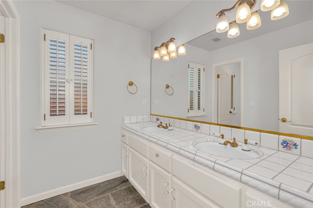 9484 N Woodmont Dr, Fresno, CA 93720