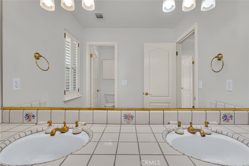 9484 N Woodmont Dr, Fresno, CA 93720