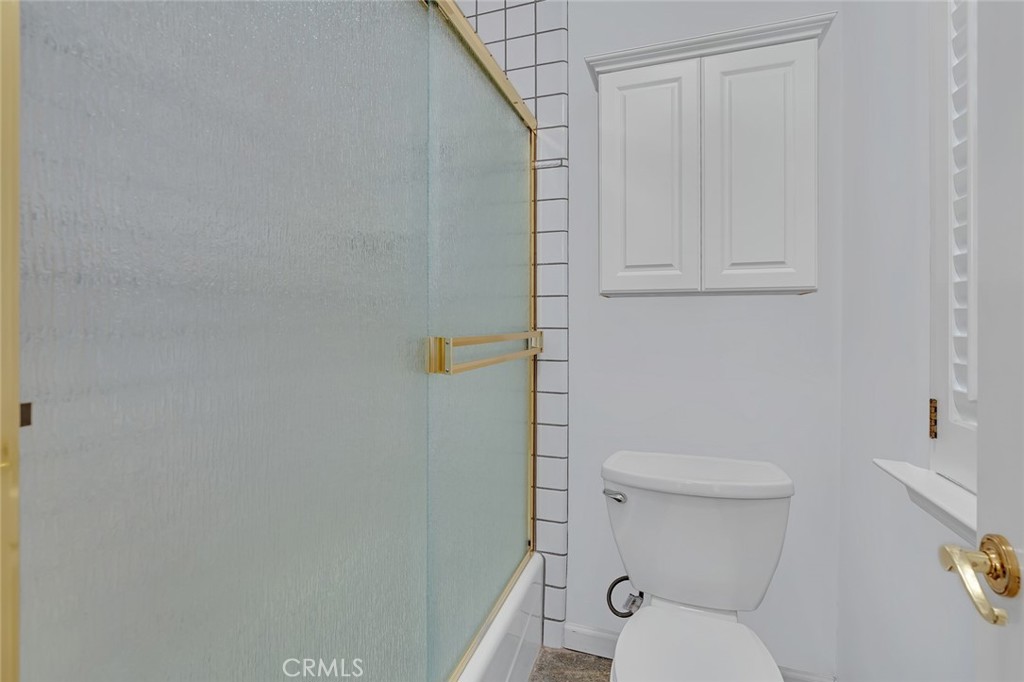 9484 N Woodmont Dr, Fresno, CA 93720