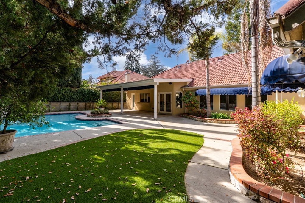 9484 N Woodmont Dr, Fresno, CA 93720