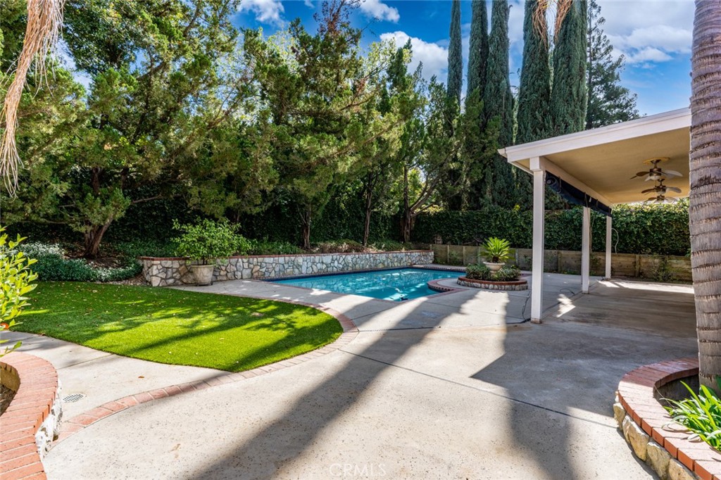 9484 N Woodmont Dr, Fresno, CA 93720