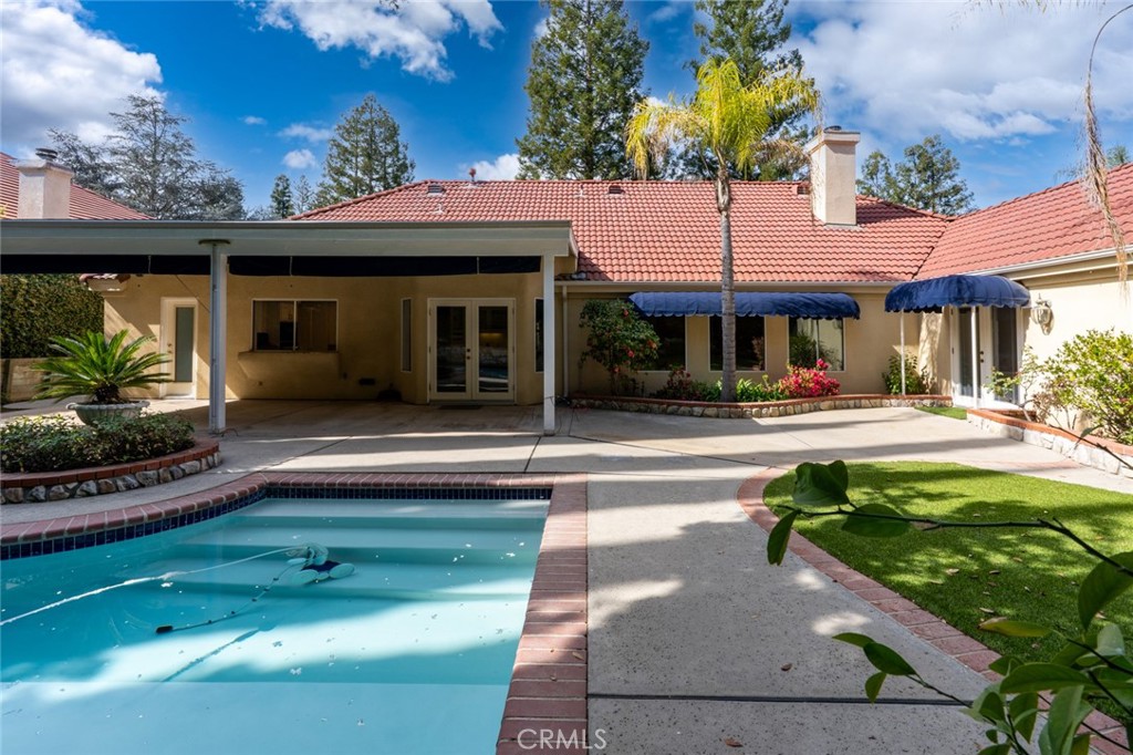 9484 N Woodmont Dr, Fresno, CA 93720