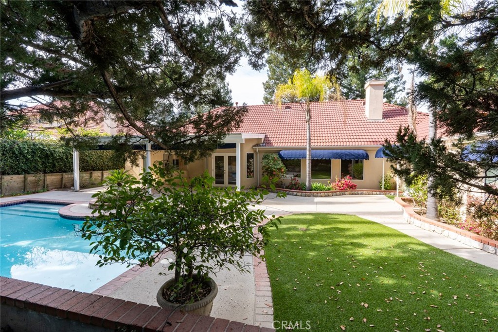 9484 N Woodmont Dr, Fresno, CA 93720