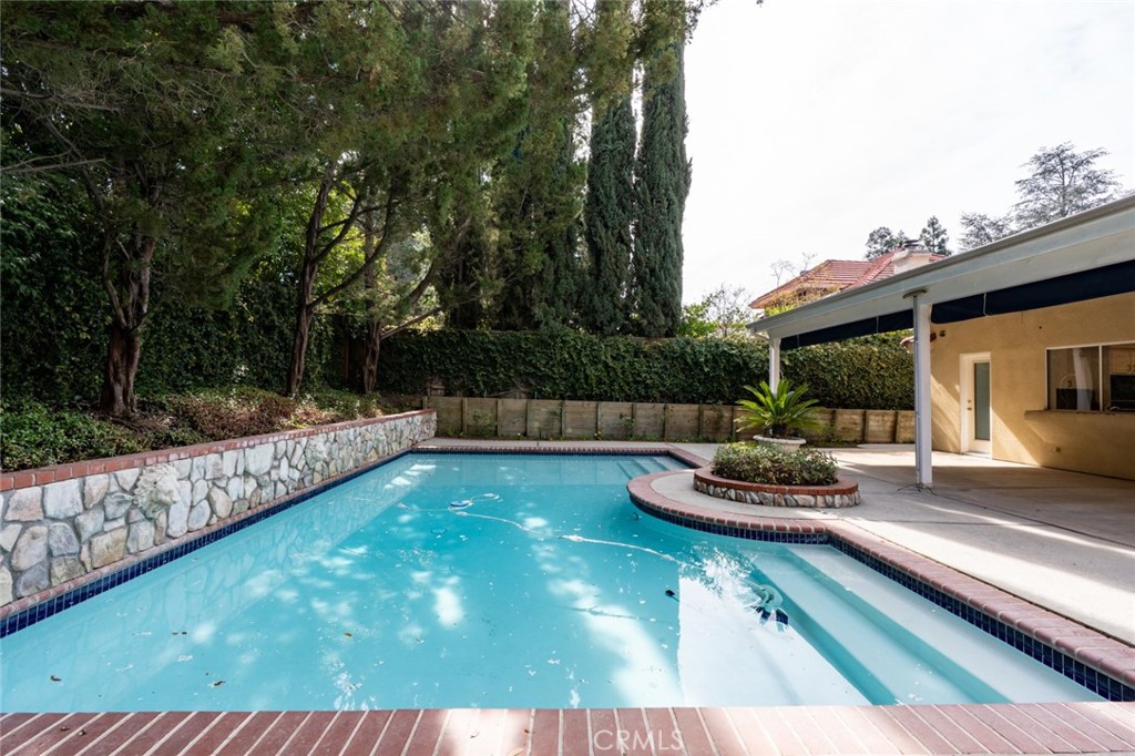 9484 N Woodmont Dr, Fresno, CA 93720