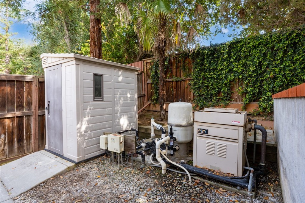 9484 N Woodmont Dr, Fresno, CA 93720