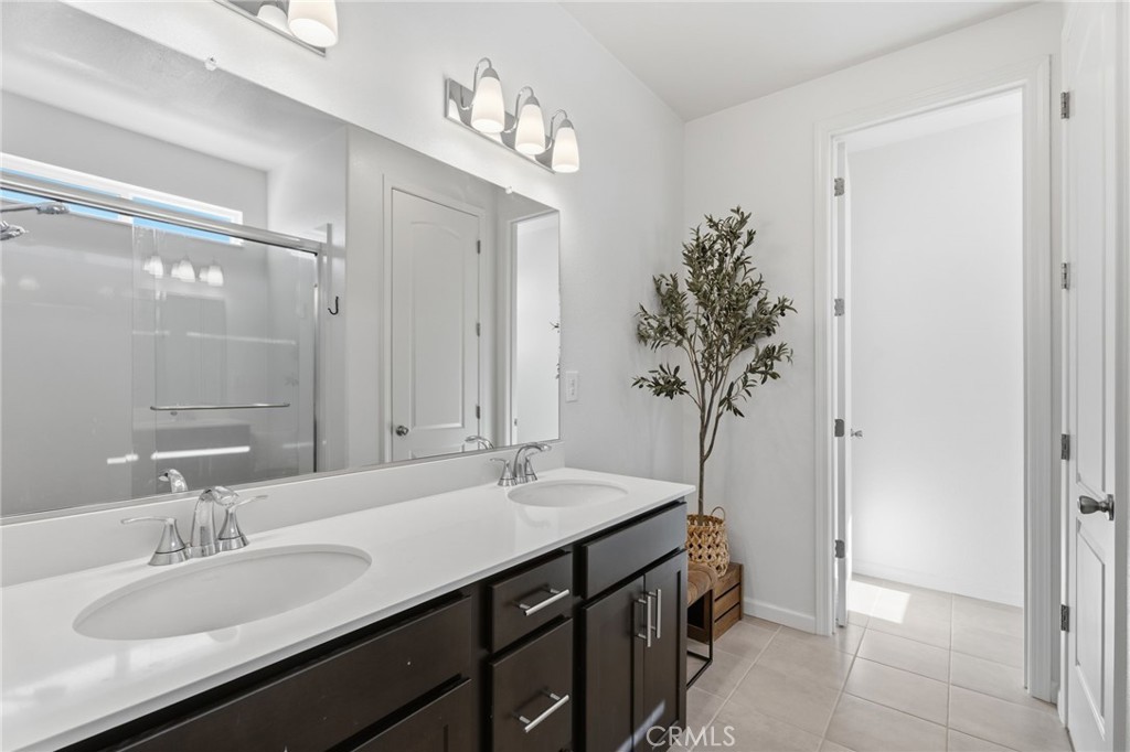 588 Overstone Ave, Madera, CA 93636