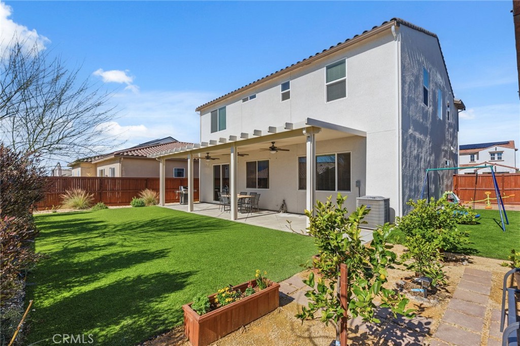 588 Overstone Ave, Madera, CA 93636