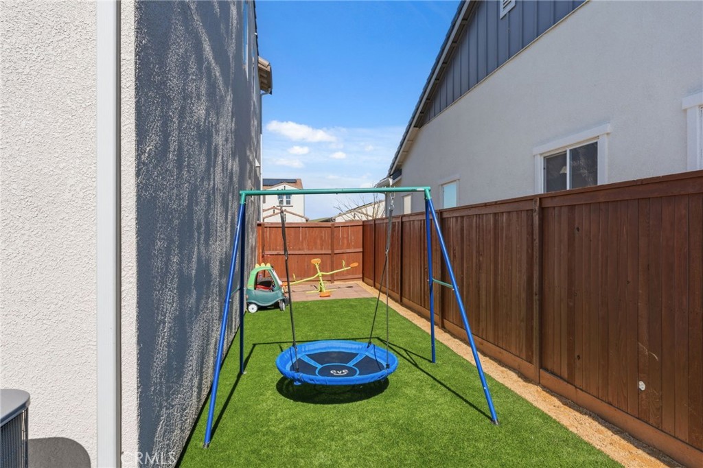 588 Overstone Ave, Madera, CA 93636