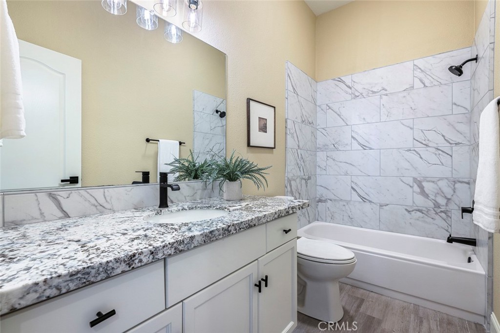 2735 Swift Ave, Clovis, CA 93611