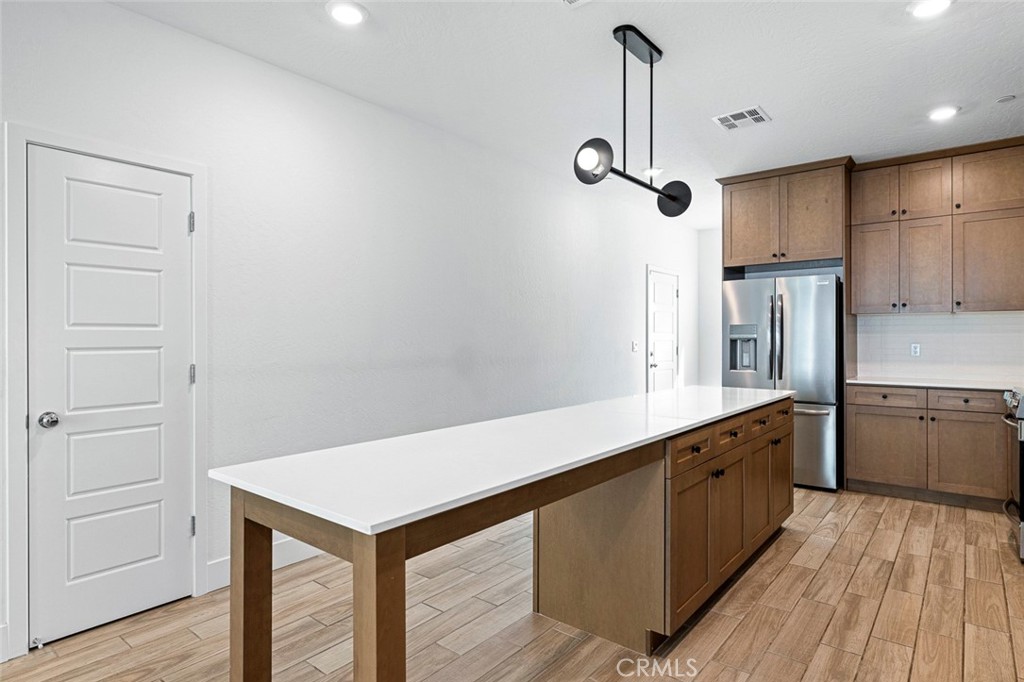 2725 E Teaberry Dr, Fresno, CA 93730