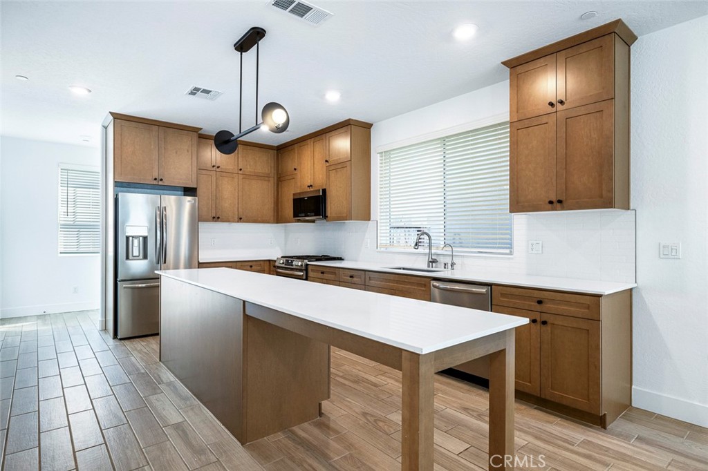 2725 E Teaberry Dr, Fresno, CA 93730