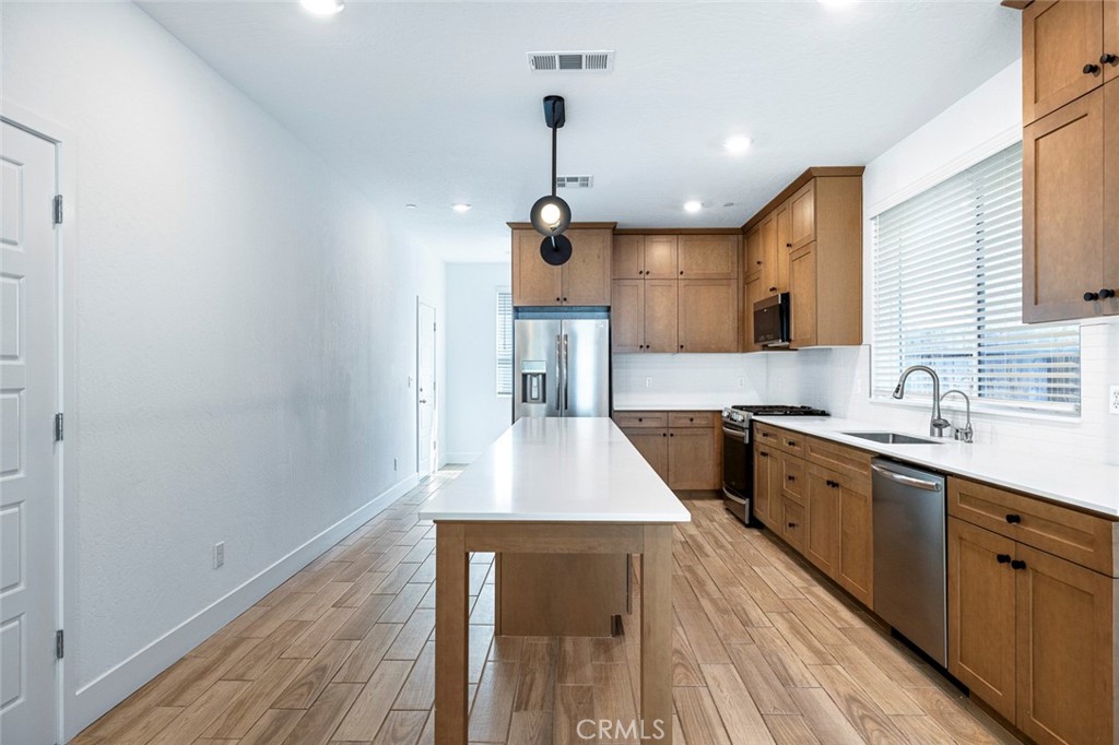 2725 E Teaberry Dr, Fresno, CA 93730