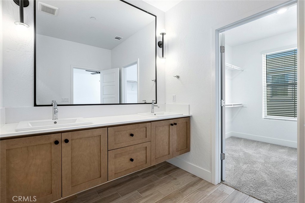 2725 E Teaberry Dr, Fresno, CA 93730