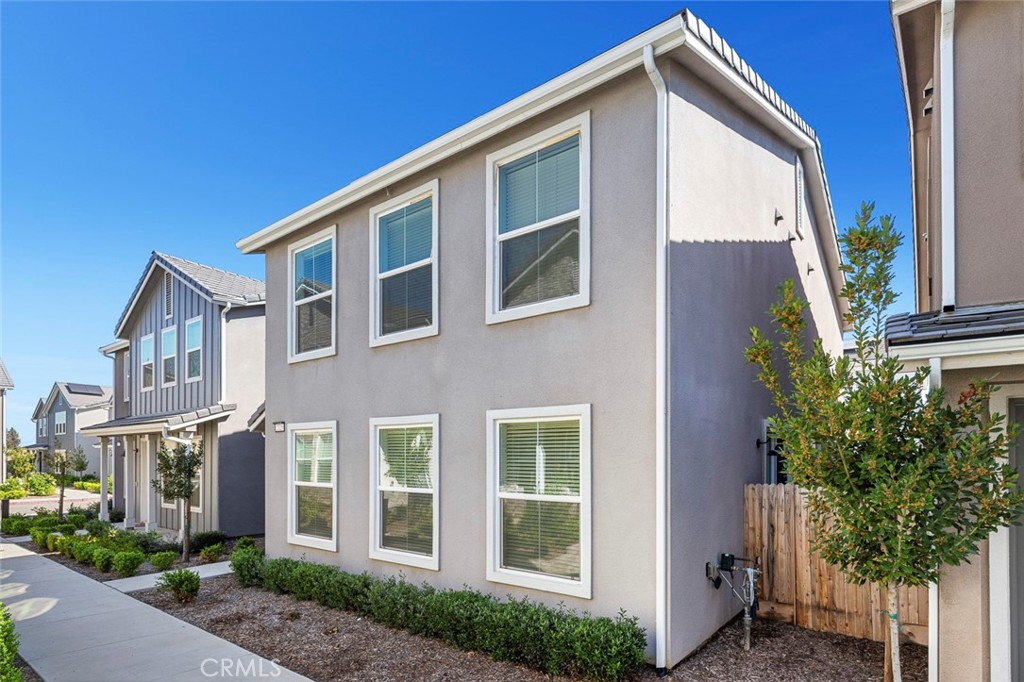 2725 E Teaberry Dr, Fresno, CA 93730