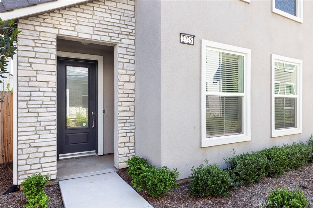 2725 E Teaberry Dr, Fresno, CA 93730