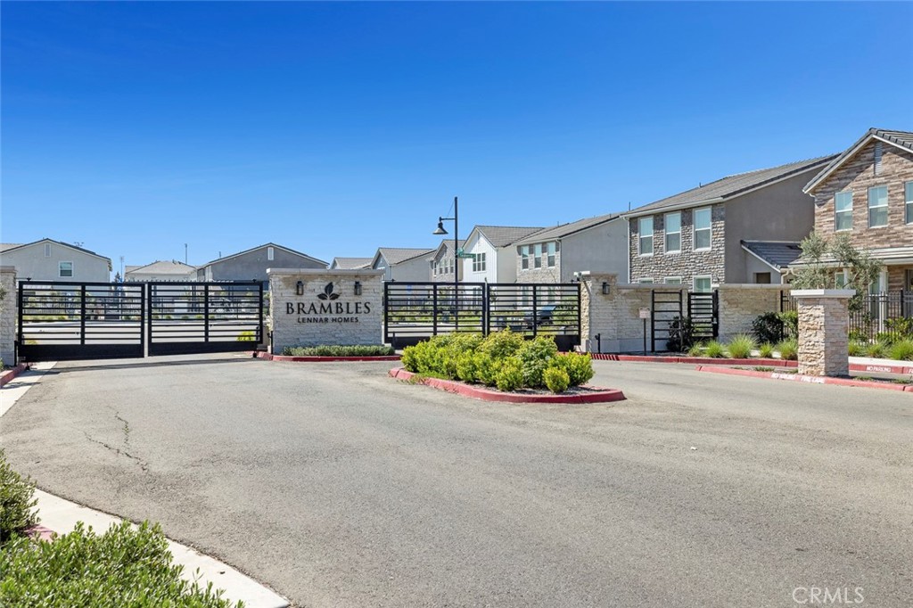 2725 E Teaberry Dr, Fresno, CA 93730