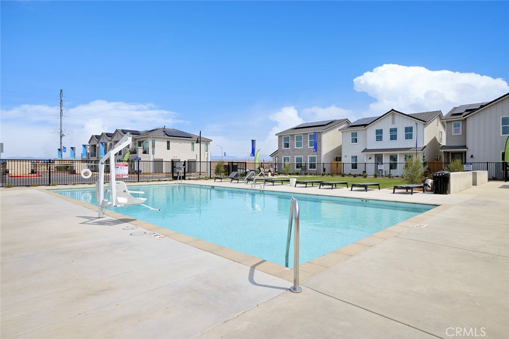 2725 E Teaberry Dr, Fresno, CA 93730