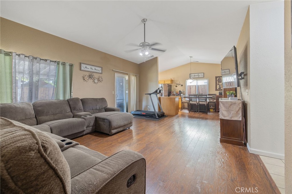 517 Tucker Ave, Sanger, CA 93657