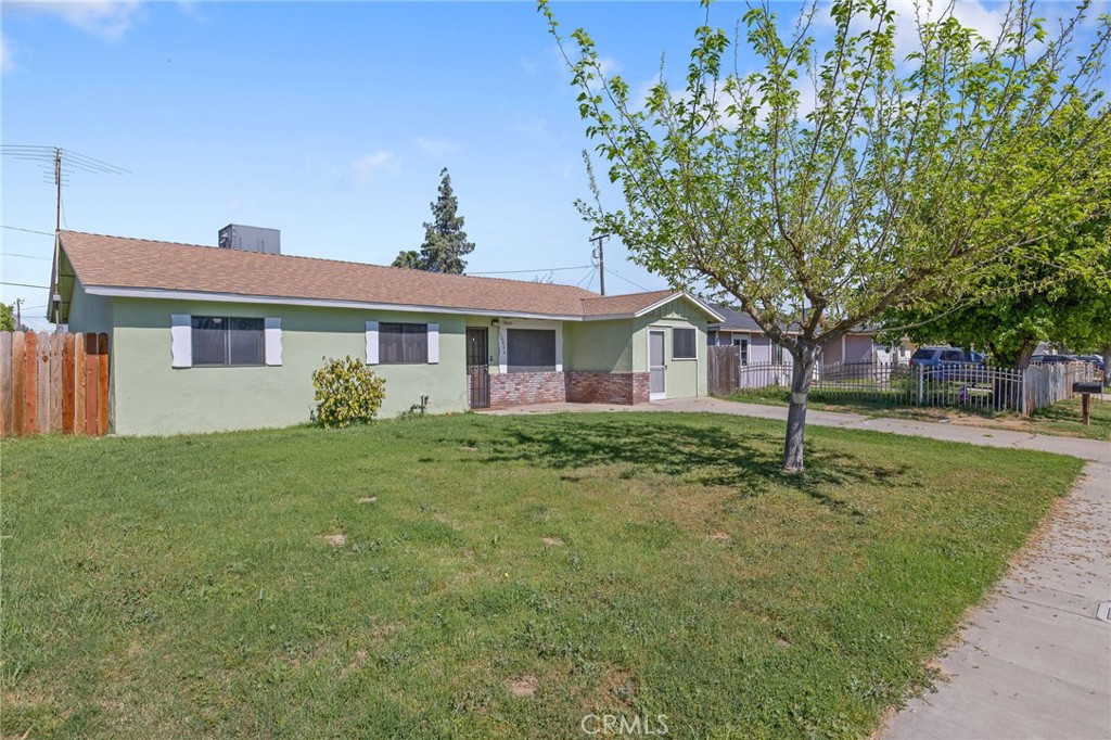 10840 Beverly Dr, Hanford, CA 93230