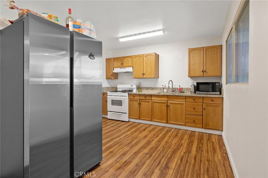 10840 Beverly Dr, Hanford, CA 93230