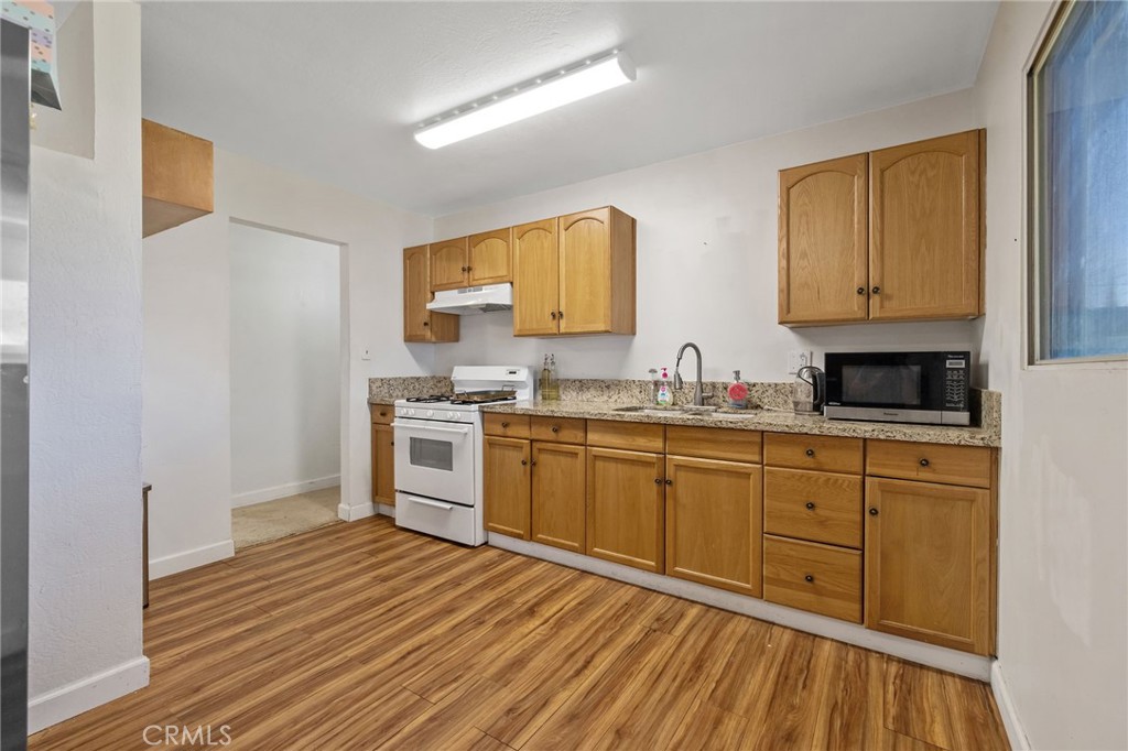 10840 Beverly Dr, Hanford, CA 93230