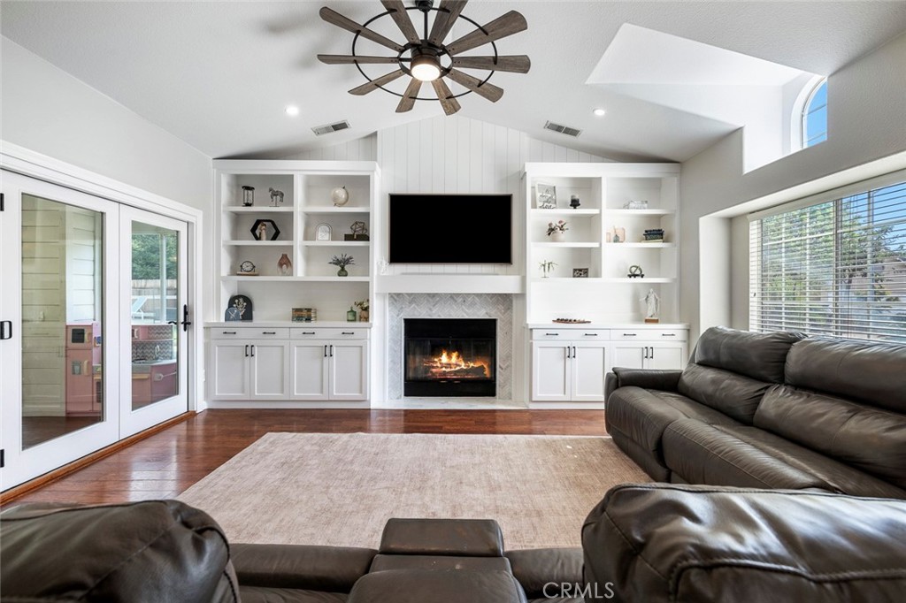 1977 Goshen Ave, Clovis, CA 93611