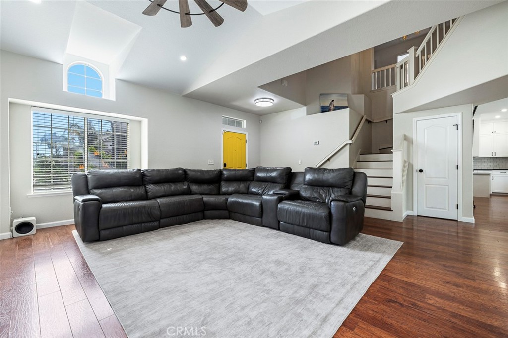 1977 Goshen Ave, Clovis, CA 93611