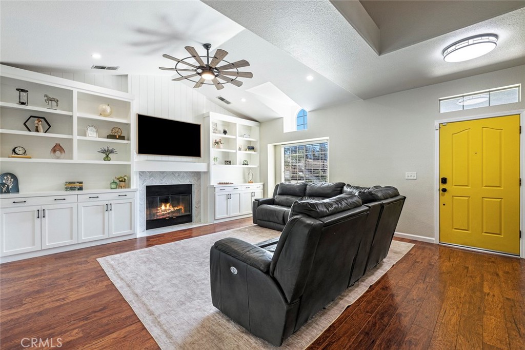 1977 Goshen Ave, Clovis, CA 93611