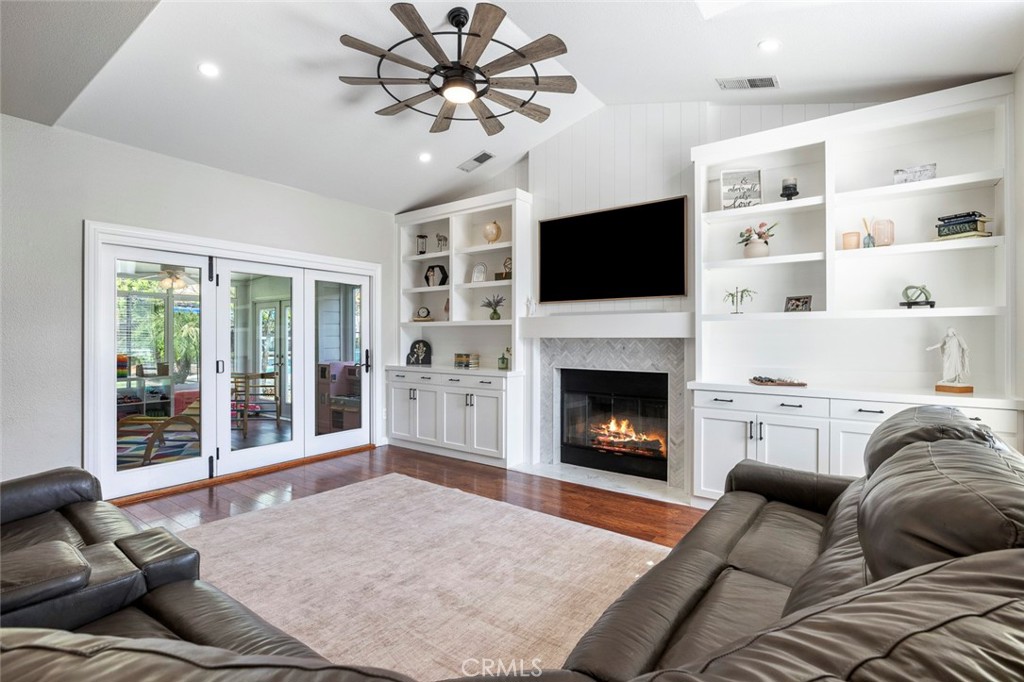 1977 Goshen Ave, Clovis, CA 93611