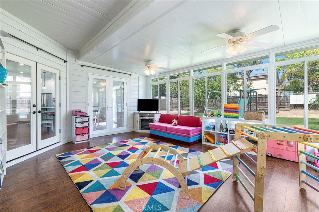 1977 Goshen Ave, Clovis, CA 93611