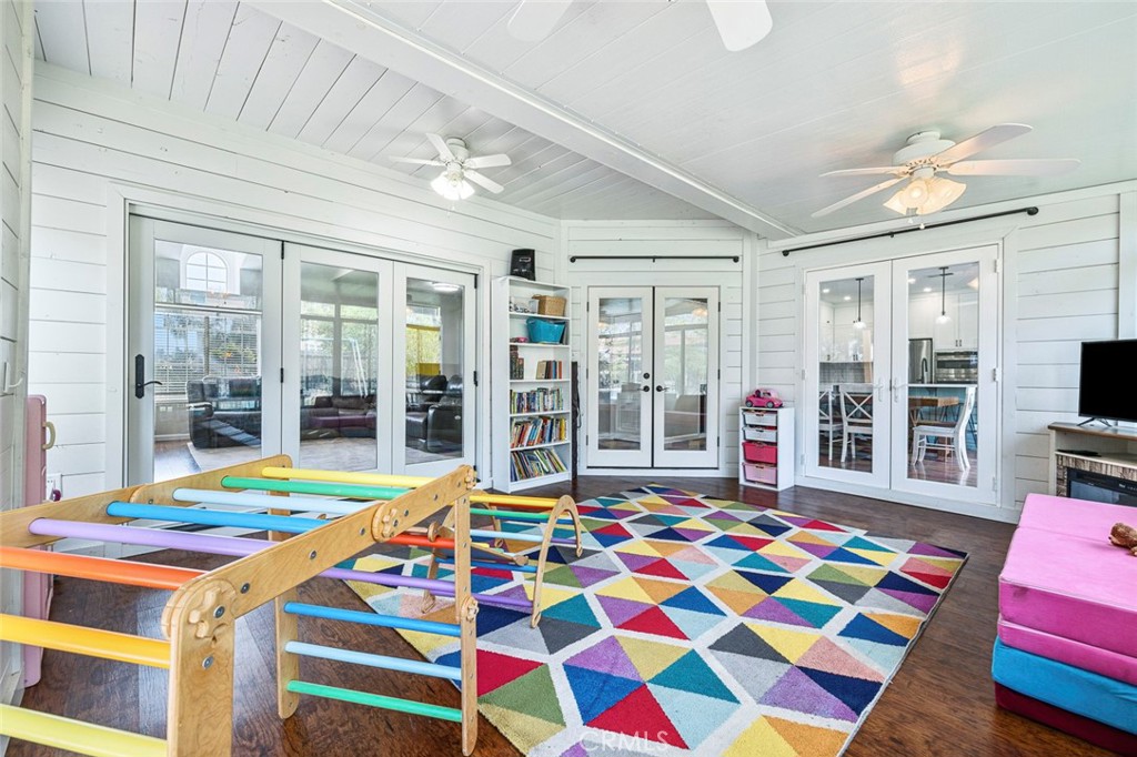 1977 Goshen Ave, Clovis, CA 93611