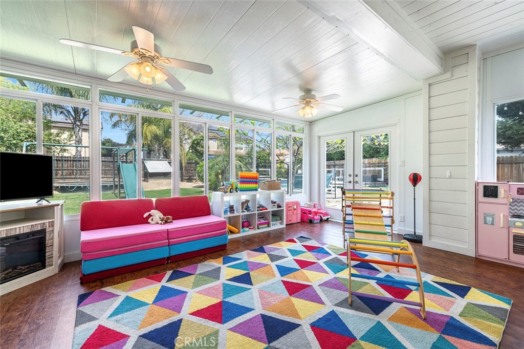 1977 Goshen Ave, Clovis, CA 93611