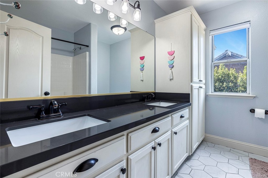 1977 Goshen Ave, Clovis, CA 93611