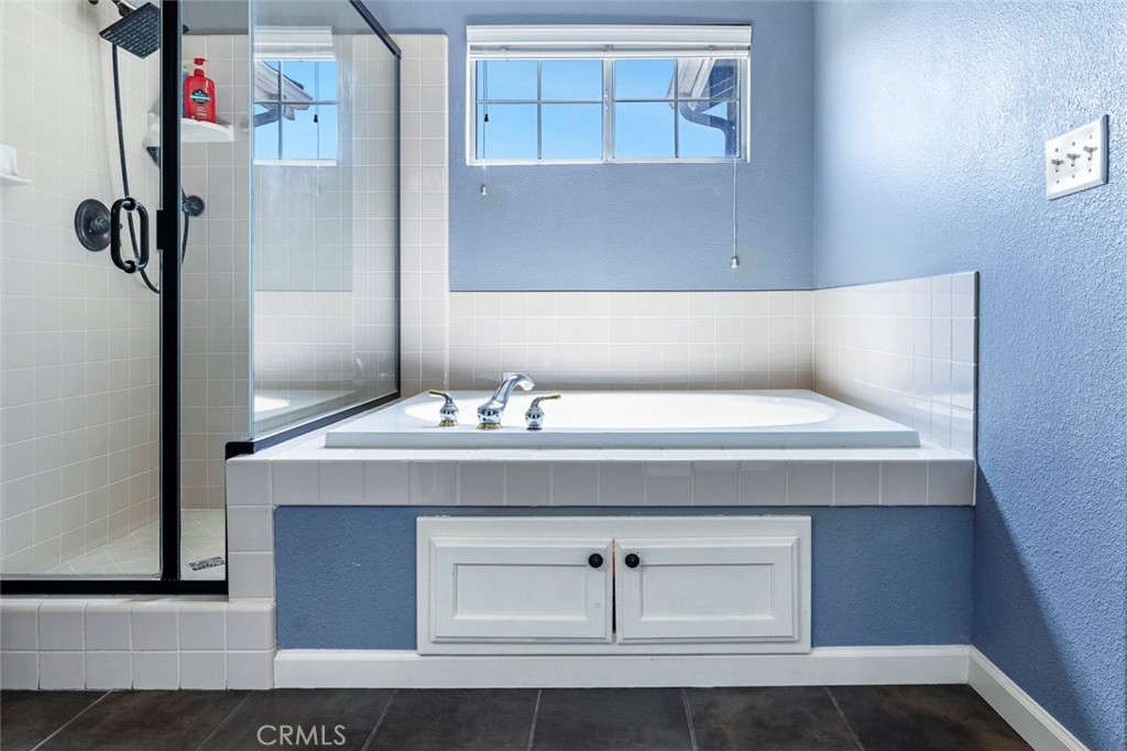 1977 Goshen Ave, Clovis, CA 93611