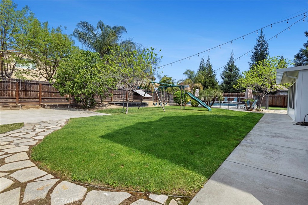 1977 Goshen Ave, Clovis, CA 93611