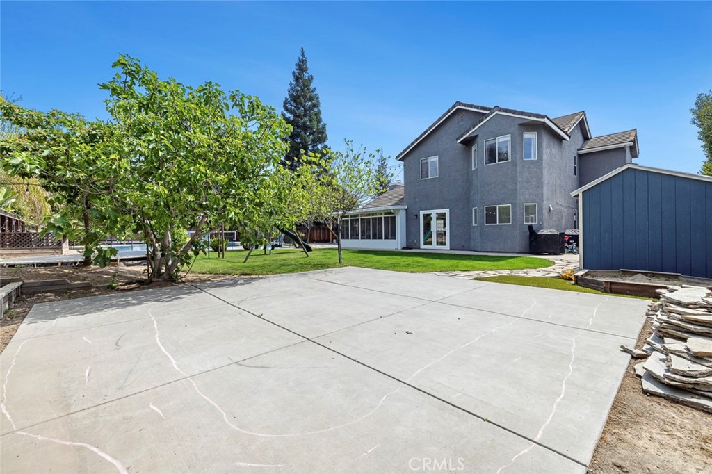 1977 Goshen Ave, Clovis, CA 93611