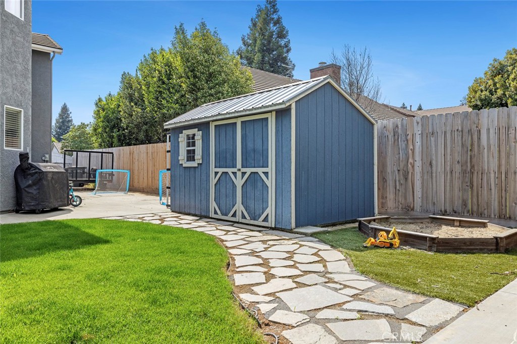 1977 Goshen Ave, Clovis, CA 93611