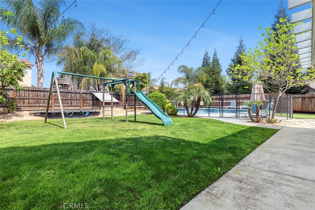 1977 Goshen Ave, Clovis, CA 93611