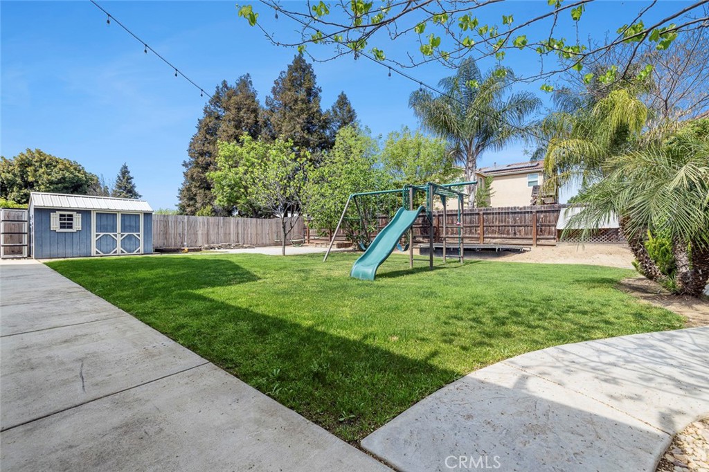 1977 Goshen Ave, Clovis, CA 93611