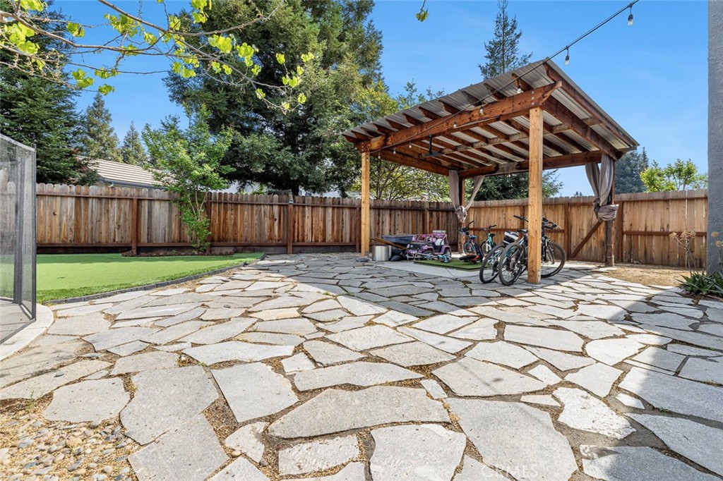 1977 Goshen Ave, Clovis, CA 93611