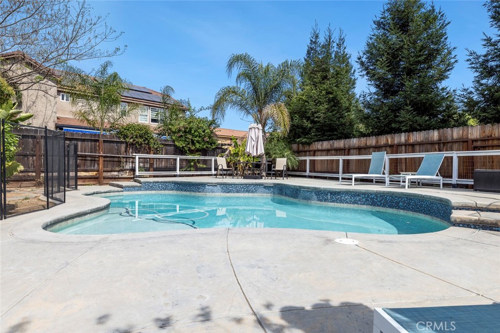 1977 Goshen Ave, Clovis, CA 93611