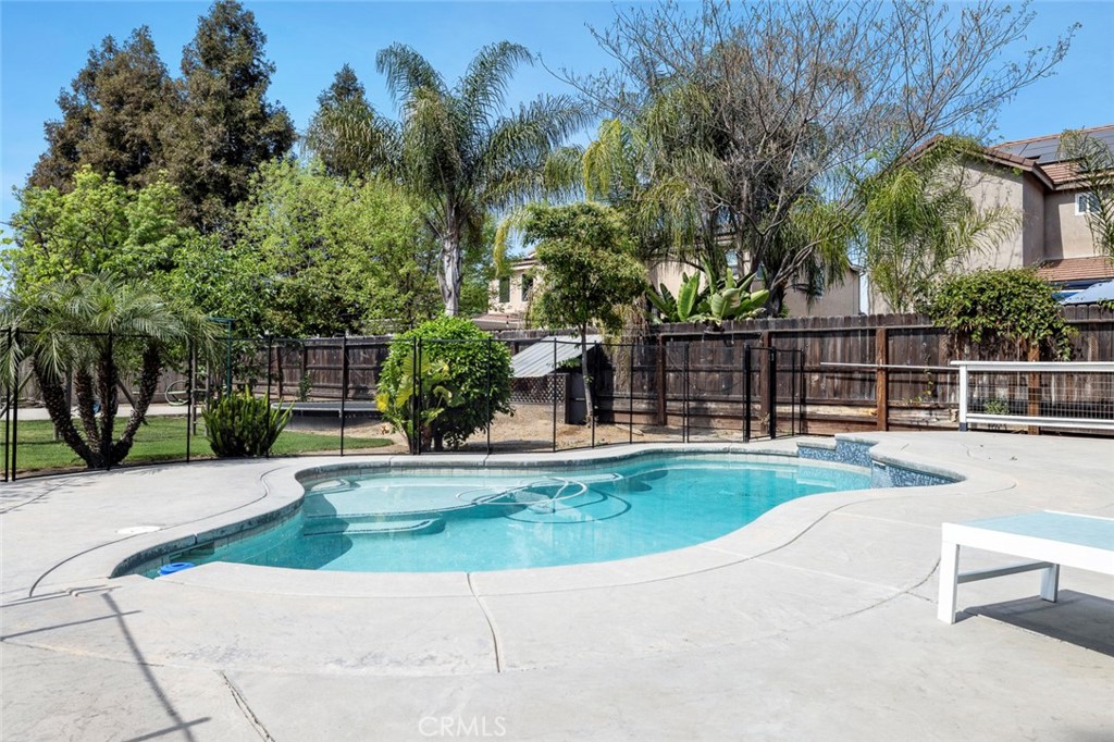 1977 Goshen Ave, Clovis, CA 93611