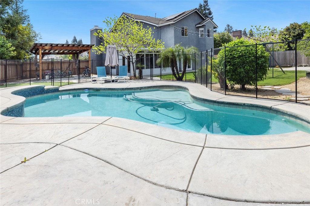 1977 Goshen Ave, Clovis, CA 93611