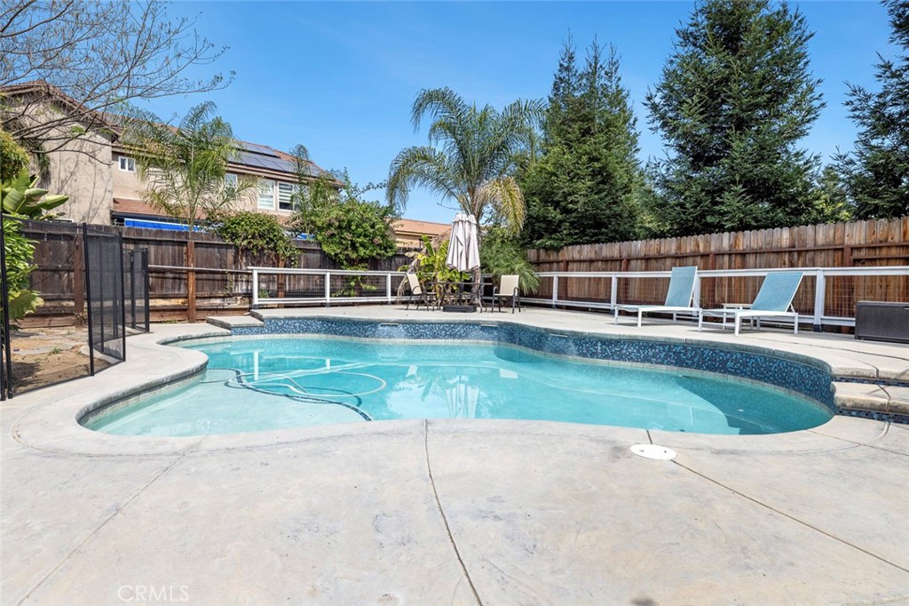 1977 Goshen Ave, Clovis, CA 93611