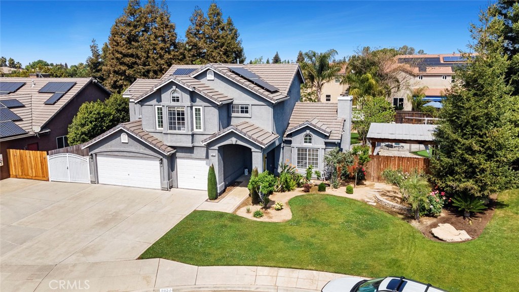 1977 Goshen Ave, Clovis, CA 93611