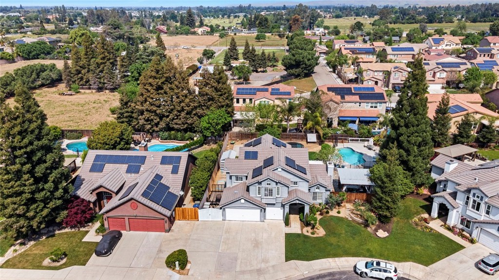 1977 Goshen Ave, Clovis, CA 93611