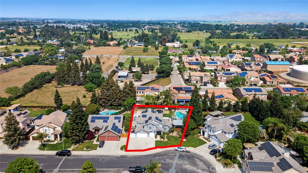 1977 Goshen Ave, Clovis, CA 93611