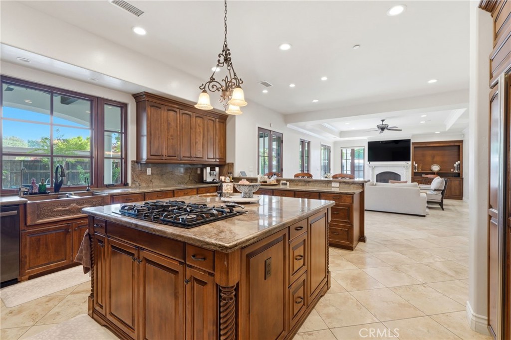 3939 W Robinwood, Visalia, CA 93291